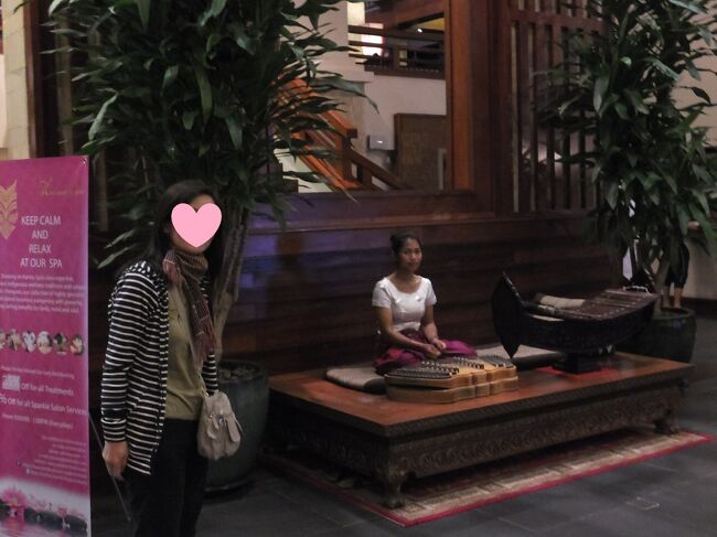 ホテルでは民族楽器の演奏