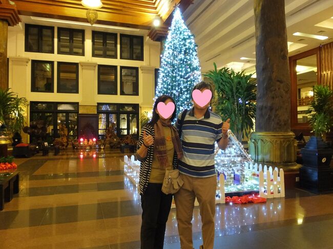 お土産、荷物を部屋に置いて、ロビーへ<br />クリスマスツリーがかわいくライトアップ<br /><br />19:00発のナイトマーケット行きの無料マイクロバスに乗り込む。