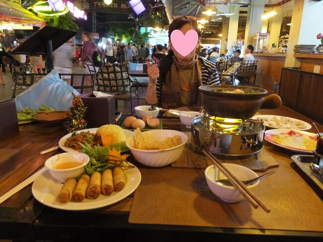 本日のディナーはスープドラゴン<br />テラス席でマストメニューのチュナンダイ（鍋）13ドルを注文<br />卵をまぶした牛肉を鍋に入れ、その後はお店の人に任せて作ってもらった。<br />春巻き4,5ドル、ロックラック（牛肉サイコロステーキ）5,5ドルも追加<br />牛肉は少し堅かったが、日本人の口に合う味付けでおなかいっぱいに。<br /><br />向かいはバナナリーフというショーパブ　ライブの大音量は食事中も楽しめてとても得した気分。<br />