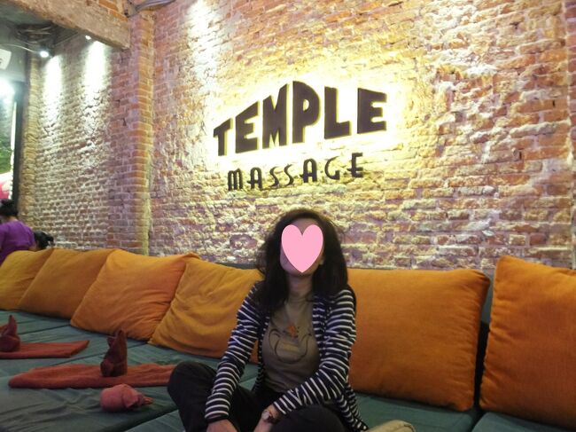 徒歩1分のテンプルマッサージへ<br />全身をほぐしてもらう。<br />ヘッドマッサージもやってもらったので、髪が爆発しています。<br />全身ボディマッサージ1時間8ドル（信じられない価格）<br /><br />帰りはトゥクトゥクでホテルへ。<br />4ドルが相場と聞いていたが、ナイト料金と言われ5ドルで手をうつ。<br /><br />