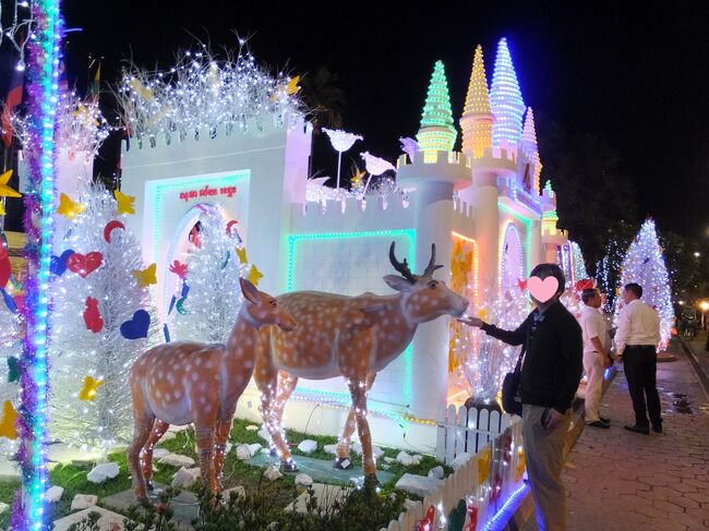 6号線のいわゆるホテルロードは<br />クリスマスイルミネーションの競演会をしています。<br />隣のホテルのイルミネーションとてもかわいかった。<br /><br />この時期のシェムリアップお勧めです。