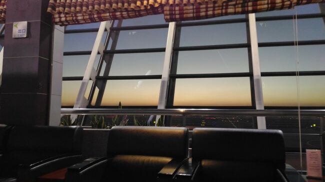 プライオリティパス利用<br />ターミナル１の37番ラウンジでしばしの休憩<br />夕暮れのグラデーションが素晴らしい。<br />