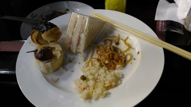 プチケーキやサンドイッチなどを適当につまむ。<br />飲み物はペットボトルで取り放題。