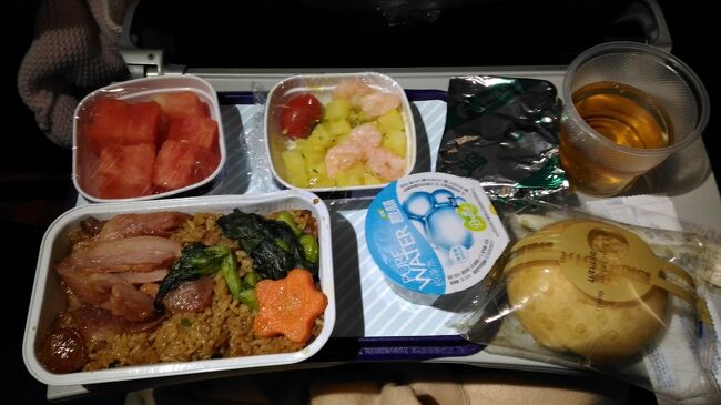 機内食<br />妻が選択したポークライス　焼き豚のようなものが乗っている。<br />なぜかこの時期にスイカ　フルーツは普通に美味しい。<br />やはり、完食