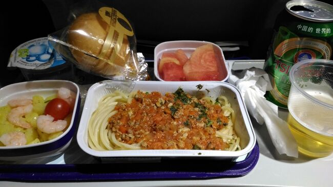 夫選択　ビーフヌードル　ソフト麺にミートソースがかかっている。<br />青島ビール　12月なので十分冷えています。（いつもは生ぬるいまま）<br />こちらも完食