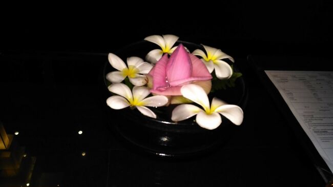 空港から10分でアンコールミラクルリゾート＆スパホテルに到着<br />ソファーに座りながら、チェックイン。テーブルには水に浮かべた花で癒やされる<br />日本人女性スタッフ（滞在中お世話になりました）が対応してくれて、言語によるストレスなし。<br /><br />ホテルでは以下の特典有　これらサービス付で1泊1室料金85ドルとは驚き価格<br />・空港までの往復無料送迎<br />・独立したシャワーとバスタブ付きの広く清潔なベッドルーム<br />・到着後おしぼりとウエルカムドリンクをいただきながらソファーに座ってチェックイン<br />・部屋にはウエルカムフルーツバスケット<br />・宿泊中ホテルレストランでの無料バッフェ朝食<br />・無料Wi-Fi<br />・9:00、11:00、19:00ホテル発ダウンタウンやパブストリートまでの無料シャトルカーの片道トランスファーあり。<br />・フィットネスセンター、海水プールあり。<br />・チェックアウト後ストップオーバーラウンジ利用可能。<br />・Karma Spaでの15分間無料フットマッサージ券1人1枚付き。<br />・Karma Spaメニューは30%オフ<br />・コーヒーショップで利用できる無料券1部屋に1枚。<br />・１日２回のベッドメーキングがあり、無料の水のペットボトルがに冷蔵庫の上に置いてあった。水が足りなければ何度でも頼むことができる。<br />・クロマー（万能布）1人1枚サービス<br />