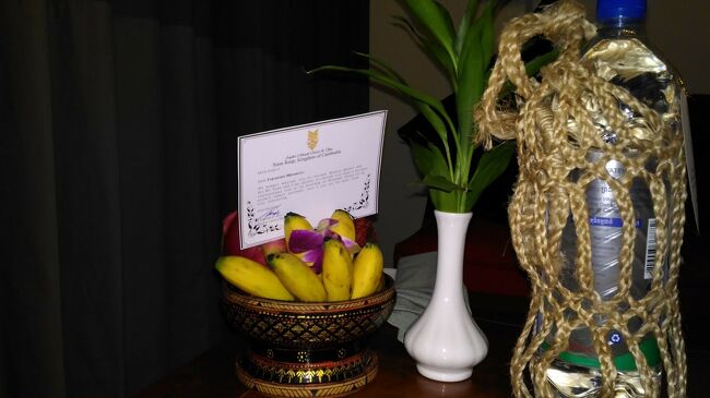 ウエルカムフルーツのセット<br />食べやすいバナナとドラゴンフルーツ<br />ナイフ、フォーク、皿、ナプキン付き