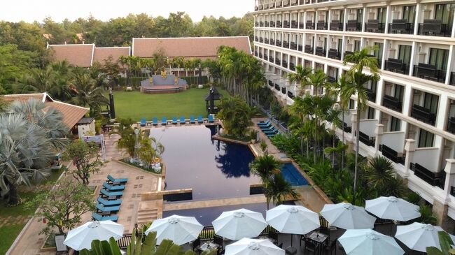 12月20日（水）<br />朝起きてカーテンを開けてみるとプールビューにアップグレードされているのが分かった。<br />バルコニーから眺めるこの景色はホテルの表紙になっている。<br />