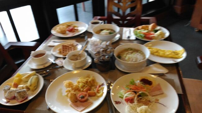 エレベーターで1階に降りれば、朝食レストランに直結<br />窓際の席を選びビュッフェの朝食<br />オーダーしてオムレツやワッフルを焼いてもらう。<br />麺料理のフォーは一番のお勧め。<br />優しい味で毎朝オーダーした。<br />