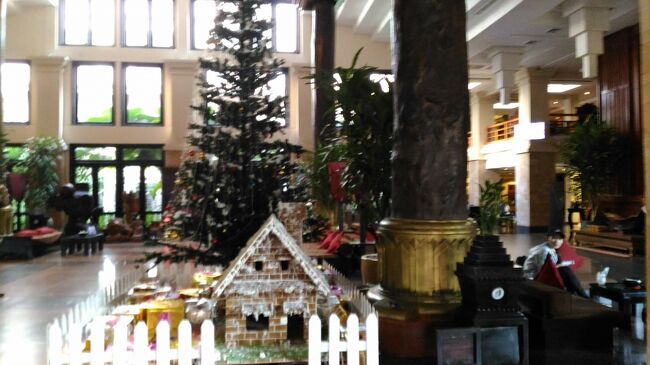 ホテル内ロビーのクリスマスの飾り付け<br />お菓子の家もありますよ。