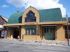 一畑電車の出雲大社前駅です
駅舎は昭和5年(1930年）に建てられた鉄筋コンクリート平屋建て、ふくらみのある半円形の緑の屋根を持つ外観で親しまれています。内装は、白く塗られた内壁や高い天井、窓はステンドグラスになっています。
平成8年(1996年）に「国の登録文化財」に指定されています。
