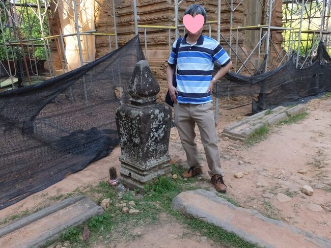 4基の祠堂の中央に十字型に配された砂岩製の樋がある。<br />樋の交点ににリンガ（男性の象徴）が設置され、聖水を注ぐと四方に流れ出す仕組みになっている。<br />リンガとヨニ（女性の象徴）は子孫繁栄も意味している。