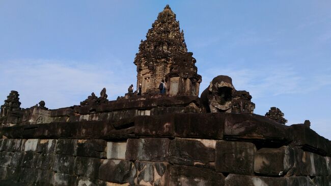 バコンの中央祠堂は、レンガの基盤が5層になってピラミッド型に造られている。<br />これは初期クメール建築の貴重な山岳型寺院とされ、登頂部に関しては12世紀頃に建設されたものとされている。