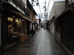 龍馬通り商店街に向かいます。