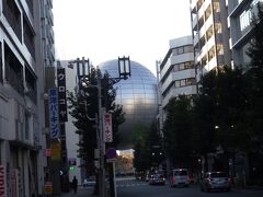 通りの突き当たりに見える球体は、名古屋市科学館のプラネタリウムです。