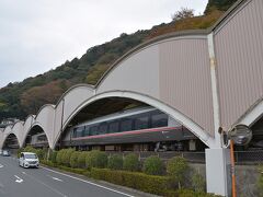 気が付けば、特徴的なフォルムの駅舎(笑)

小田原駅発車から４０分もかかって、箱根湯本駅へ到着。乗客１名を追加し、バスは再び箱根路を駆け上がりました。
