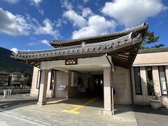 高燈籠の隣は琴電琴平駅です。