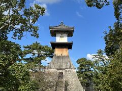 駅を出て少し進むと右手に高燈籠。高さが27ｍで、日本で一番高い灯籠とのことです。