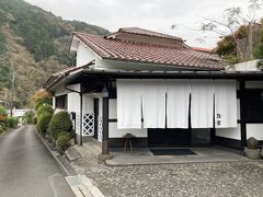井上靖が後に、帰省した時によく宿泊したという、「白壁」という旅館を通ります。
