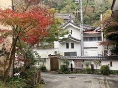 「湯道」を歩いて行くと、なんと！川端康成が『伊豆の踊子』を執筆したという伝説の宿「湯本館」に突き当たります！