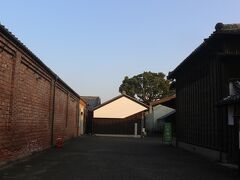 矢野商店の裏手は、かつての矢野商店の倉庫群があります。
レンガ作りの蔵をはじめ、多くの蔵が並びます。