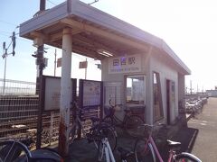 10:32
宮崎空港から徒歩20分。
田吉駅に着きました。

小さな待合室があるだけの無人駅です。