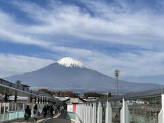 車内はほぼ満席。
東名高速の工事の影響で20分遅れで到着。
富士山もきれいに見えて気分リフレッシュ！