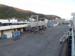7:03
接岸完了。
パチパチパチ‥

喜界島から乗船された大半の方は名瀬で下船されました。