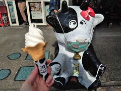 この牛の置物かわいい☆
ソフトクリームはとっても濃厚！
あと三つくらい食べれそう(*‘ω‘ *)
