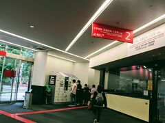 バスはサクラマチクマモトで途中下車。
ショッピングセンターの地下がバスターミナルになっています。
ここの方が駅まで行くより熊本城に近い。
案内所で、ロッカーの場所を尋ねたら、こちらが聞く前に
「熊本城に観光ですか？地図もどうぞ！」
って場所の案内もわかりやすく（私は病的に方向音痴）無事、ロッカーまで到着。

取り敢えず、成田空港に電話してみたら、カメラ届いていました。
さすが日本！
カメラの特徴言ったら笑われたけど。
で、
優しい人が届けてくれて良かったよね。
せっかくの旅行にカメラがないのは残念だけど、スマホと心に残せばいいんだよ。
ここは24時間やっているから成田に戻ってきたら、取りにきてね。
って。
カメラ忘れた残念な気持ちは残っているけど、急にこの旅がいいものになる気がした。

