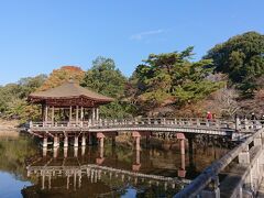 朝ごはんの時間が、9:30しか空きがなかったので、それまで、お散歩に出かけました。

すぐ裏に、浮見堂があります。