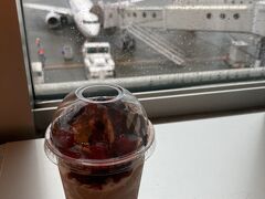 新千歳空港グルメ
スターバックスコーヒー
新千歳空港限定でホワイトチョコエスプレッソフラペチーノがあります。
これがめちゃくちゃ美味い。