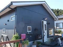 長瀞駅を超え、さらに10分ほど歩いたところにある「うらほと」さん。10時39分着でしたが、何とすでに満席で、且つ4組待ち。紙に名前と電話番号を記入しオーナーへ。一旦店を離れても構わないそうで「案内できるのが2時間後かもしれませんので、電話した際にキャンセルでも構いません」との事。紅葉の時期は予約できないので早めに伺ったつもりでしたが甘かったですね。2時間後と聞くとえっ！と思いましたが、それでも12時半ですから予定を繰り上げ先に観光へ。