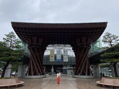 世界で最も美しい駅に選ばれた金沢駅前の鼓門へ。何度来てもみごとな構えですね。