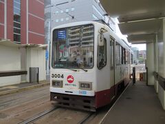 函館駅前の電停から市電に乗車。
きれいな電車がほとんど。
本数は昼間７分おき。まあまあ便利です。