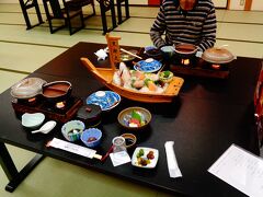 神明神社を去るころには、日もとっぷりと暮れていた。
ホテルに戻って夕食をとる。

ベトナム人の研修生さんがお世話してくれた。
日本語の発音がきれい。

10年ほど前に同じ相差の松波さんに泊まった時も、ペルー人の女性がお世話してくれたっけ。
相差には外国人研修生が多く来ているのかな？