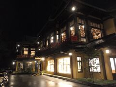 名前どおりバス停の目の前がホテルです。
「富士屋ホテル」です。
ダイニングの灯とステンドグラスが魅力的。
さて、と、行きますか。