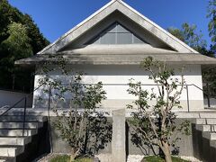 立派な建物。この文学館、井上靖がまだ存命中に建てられたものだそうです。通常はこういった文学館は、その作家の死後にできることが多いようで、珍しいそうです。