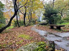 宇奈月公園の中を通り抜けます。