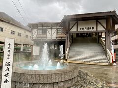 富山電鉄の宇奈月温泉駅です。

写真でよく見かける場所ですが　天気が悪く写真映えしませんね。。