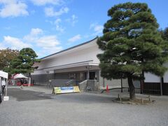 二条城出口近くに建つ二条城展示収蔵館
二の丸御殿大広間三の間の松孔雀図を見ることができました。東、北、西の三面が公開されていて、展示室中央のに畳座ると将軍目線で障壁画を見ることができます。立って見るのと異なり、松の枝が上へ伸びていて空間を感じることができました。二の丸御殿を見学した際は廊下から障壁画を見ましたが、収蔵館ではすぐ近くから見ることができました。
