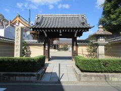 昼食に訪れた壬生寺。
992年創建、壬生狂言と新選組で知られる寺です。境内はかつて新選組隊士の武芸や大砲の訓練に使用されていた歴史があり、近くには屯所跡も残っています。