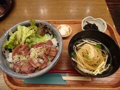 仙台駅のお店で夕食。「牛たんネギ塩丼」を頂きました。
食後は高速バスで盛岡へ（3100円）。