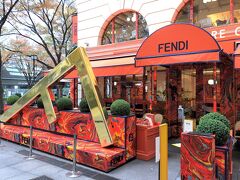 東京・表参道【FENDI CAFFE by ANNIVERSAIRE】

2021年11月19日にオープンした【フェンディ カフェ 
バイ アニヴェルセル】のエントランスの写真。

フェンディとアニヴェルセルカフェによるコラボカフェが、
期間限定で復活！

昨年日本に初上陸し大きな話題となったカフェ
「フェンディ カフェ バイ アニヴェルセル」を、
今年も期間限定でオープンいたします。
期間中は、通常メニューに加え、フェンディの新アイコン
「フェンディ ファースト」バッグの発売を記念した、
限定のスペシャルフルコースやアラカルトメニューも提供。
細部にいたるまでこだわり抜いた遊び心溢れる空間で、
ホリデーシーズンにふさわしい心躍るエクスクルーシブな体験へと
皆様をお招きいたします。 

＜期間＞
2021年11月19日(金)～2022年1月10日(祝月) 

＜営業時間＞
年中無休
平日・土日祝 11:00 - 20:00（L.O. 19:00）
※当面の間、営業時間を短縮いたします
※12月18日・19日・23日・24日・25日・26日 
OPEN　11：00/CLOSE　22：00（LO21：00）
※12月31日・1月1日 OPEN　11：00/CLOSE　18:00（LO17:00）