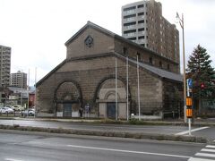 竜宮橋の前にあるのは旧大家倉庫。１８９１年に建築されているので小樽運河の開通より３０年も前に完成していた倉庫です。１９８５年には小樽市指定歴史的建造物の登録第一号にされており、小樽運河と倉庫群の保存活動の結果現在まで残り小樽を道内有数の観光地に引き上げた草分け的存在だと思います。
以前はおもちゃ博物館になっていたそうですが、現在は空きの状態で中に入る事はできませんでした。