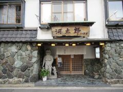 夕食は中州にあるこちらのお店、河太郎です。
博多に来たらイカは外せません。呼子のイカをいただきます。