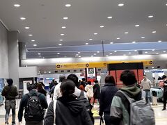 ＡＭ８時１８分。

無事、南海関西空港駅に到着。

電車での移動は久しぶりであった。時間的にはスムーズだが、荷物を持ちながらの移動は疲れる。
関空リムジンバスの方が少し値段は高いが、やはり楽ちんである。早く復活して欲しい。