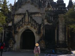 シュエグーヂー寺院。　　
＞偉大な黄金の洞窟とも呼ばれ、
高さ3メートルのレンガ造り基壇の上に建っています。
アーチ型の窓が特徴的で1131年に、
アラントゥ王によって建てられました。
 