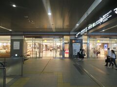 博多からのこだま号で岡山駅に着いたのは10月4日午後７時半過ぎ。
岡山駅の東西自由通路。ここも水戸岡鋭治さんの設計だそうです。
岡山出身の水戸岡さん、地元にも貢献なさってるんですね。
