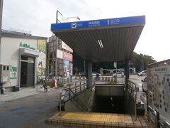  地下鉄神宮西駅前を通過します。